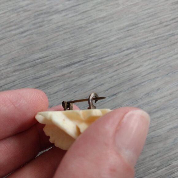 Vintage Carved Rose Brooch - Picture 4 of 15